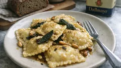 Hausgemachte Ricotta-Ravioli in Salbeibutter – so gelingen sie zart und aromatisch