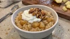Cremiges Amaranth-Porridge mit gerösteter Birne und Walnüssen – so gelingt’s entspannt