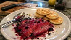 Graved Lachs mit schwarzen Johannisbeeren und Blinis – festliche Vorspeise zum Vorbereiten