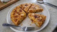 Vegane Tortilla Española aus der Pfanne – saftig mit Kichererbsenmehl und Kartoffeln