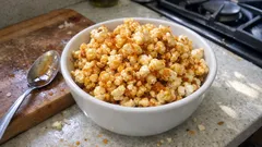 Knoblauch-Popcorn mit Ahornsirup: süß-salziges Knusper-Upgrade für den Filmabend
