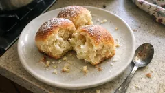 Schnelle Buchteln aus Dinkel – so werden die Hefebrötchen extra weich in der Form