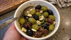 Oliven mit Knoblauch in Öl: einfache Tapas, die über Nacht richtig Aroma bekommen