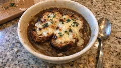 Zwiebelsuppe mit Käsekruste: So werden die Zwiebeln besonders aromatisch