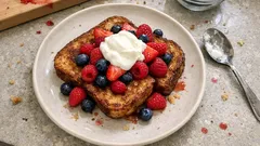 Arme Ritter mit Beeren und griechischem Joghurt – außen knusprig, innen saftig